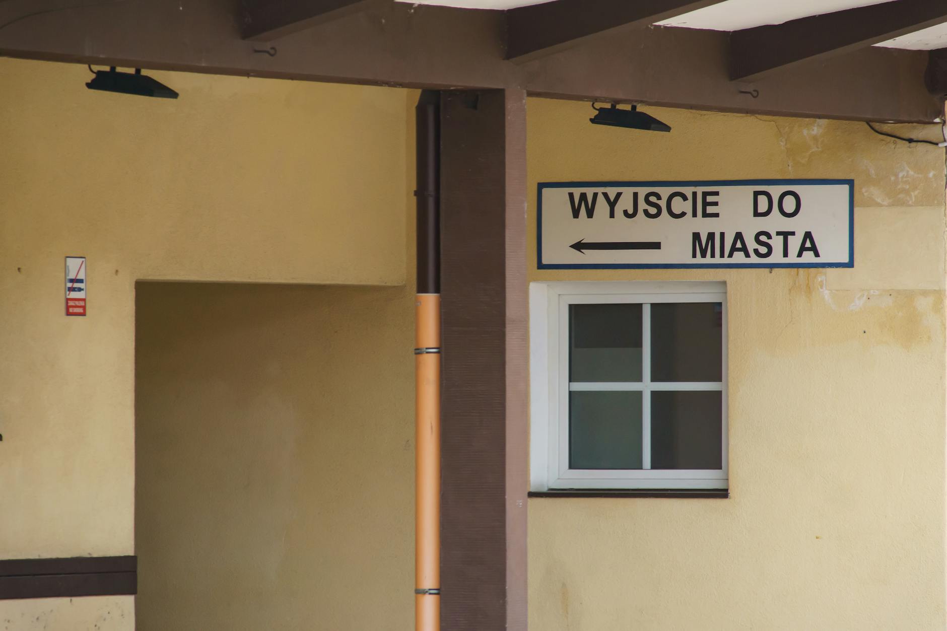 Grafika przedstawiająca kalendarz z zaznaczonymi datami, symbolizująca kolejki do specjalistów w Łowiczu.