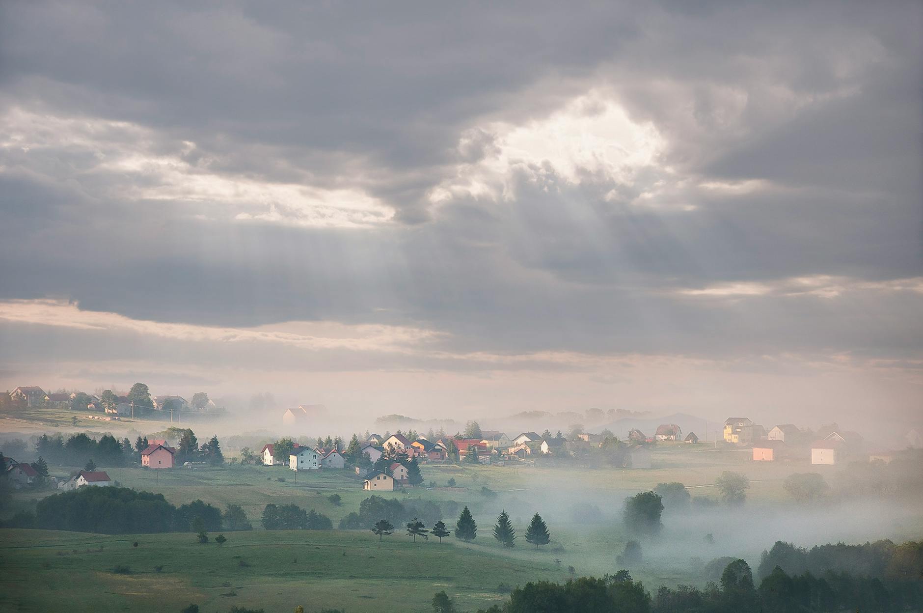 Ilustracja symbolizująca różnorodność wydarzeń w Łowiczu: zdrowie, gra i bezpieczeństwo na drogach